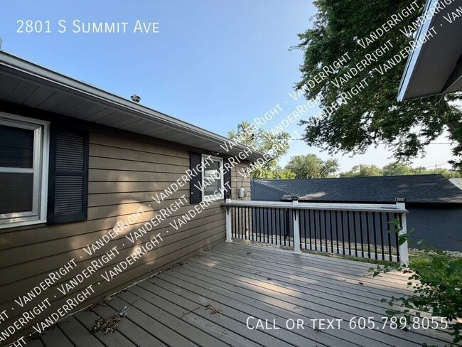 Building Photo - 2801 S Summit Ave