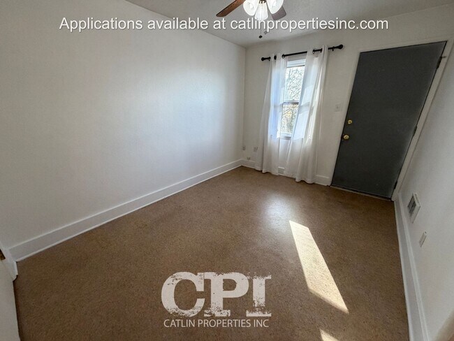 Building Photo - 704 Academy St