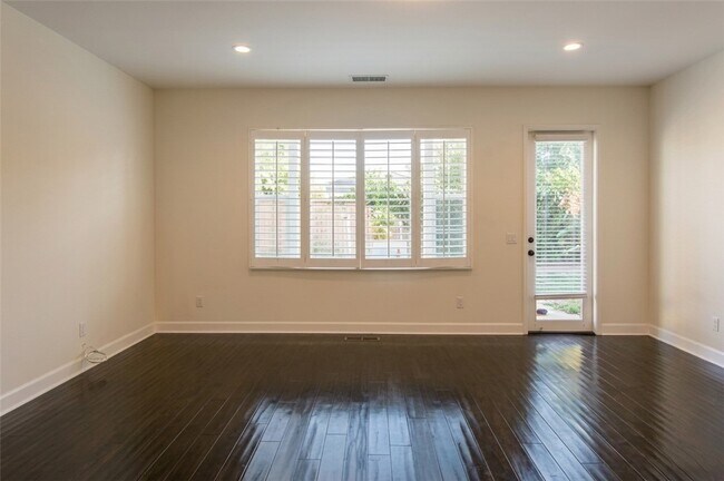 Building Photo - 1318 Swan Loop S
