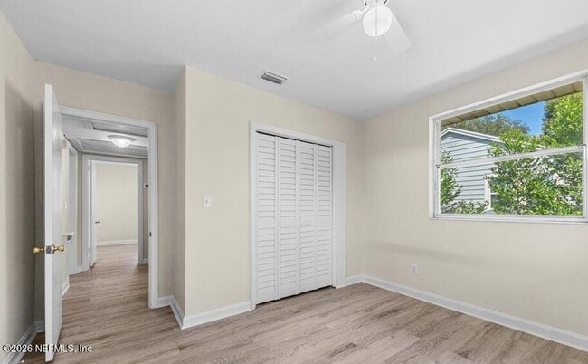 Building Photo - 7115 Lucky Dr E