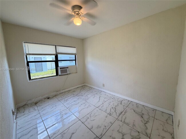 Building Photo - 2571 NW 13th Ct