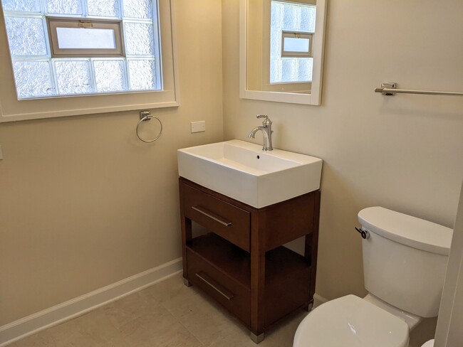 Live Space: Bathroom - 1025 Sherman Ave