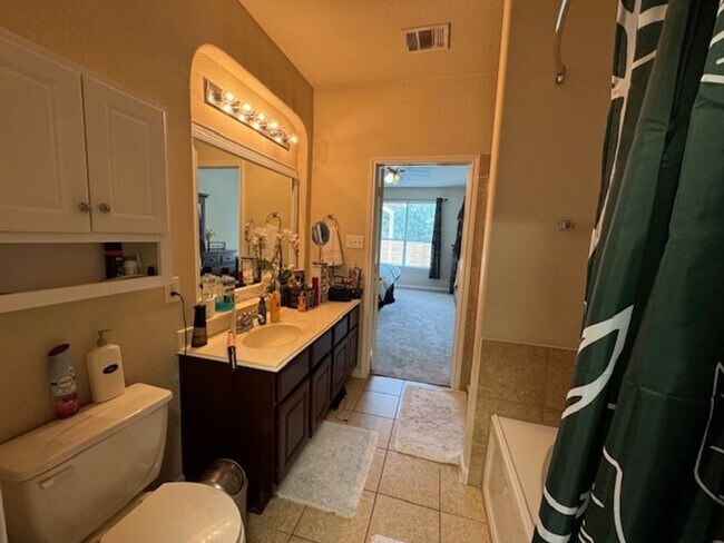 Building Photo - Texas Size Home!! Featuring over 2700 sq ft