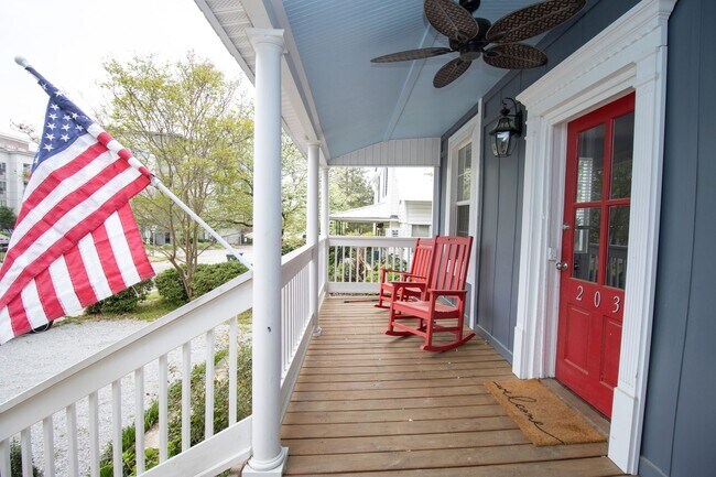 Building Photo - Now Preleasing for 2026–2027 – Beautifully Renovated Duplex in West Columbia