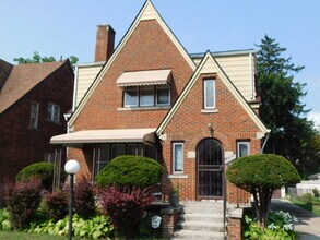 Building Photo - Clean and Tidy Upper Unit of Duplex
