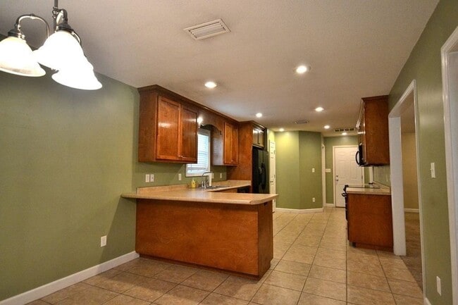 Building Photo - Spacious 3-Bedroom Home with Modern Amenities in Valdosta! Fenced in Backyard!