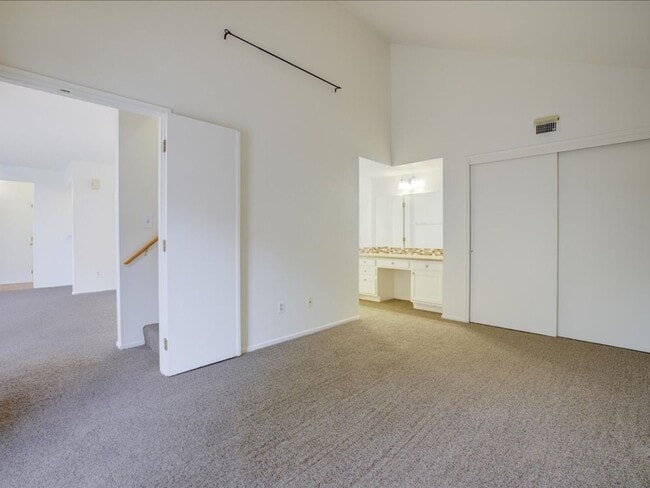 Building Photo - 2 Bedroom, 2 Bath