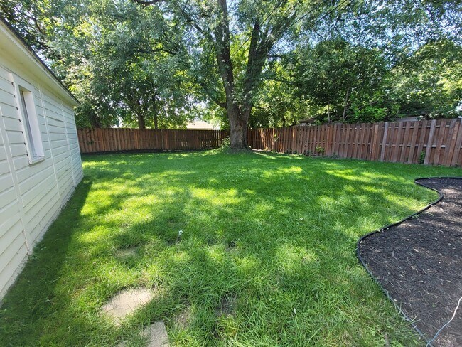 Building Photo - Spacious 3-bedroom, 2-full Bath Ranch