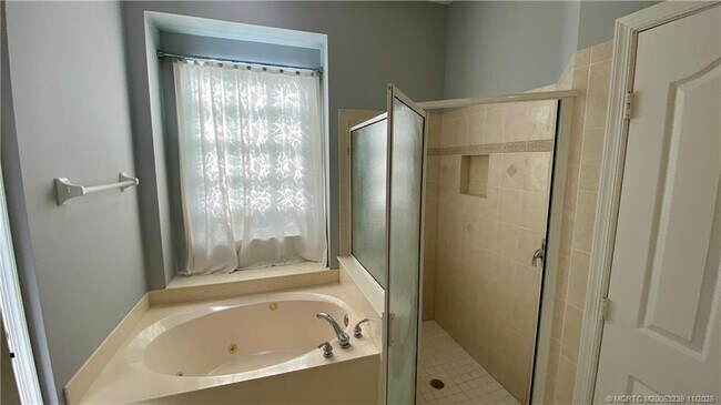 Building Photo - 4646 NW Wandering Oak Ct