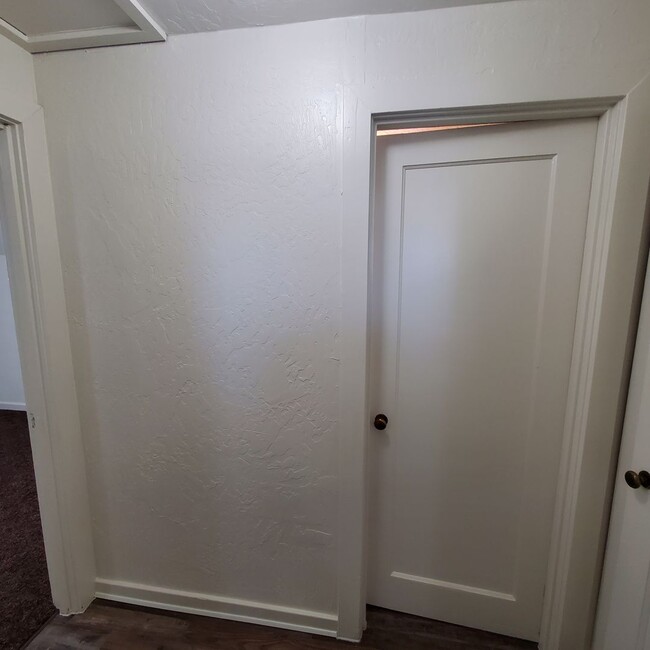 Building Photo - Newly Renovated 1 Bedroom Home with 2 Car ...