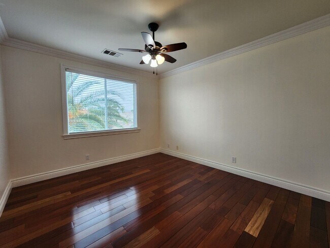 Building Photo - Entertainers Delight with minutes of shopping and restaurants