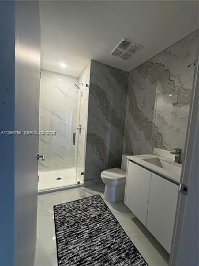 Building Photo - 700 NE 24th St