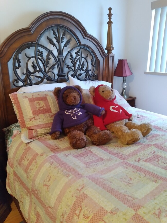 queen size bed - 465 Winslow Way E