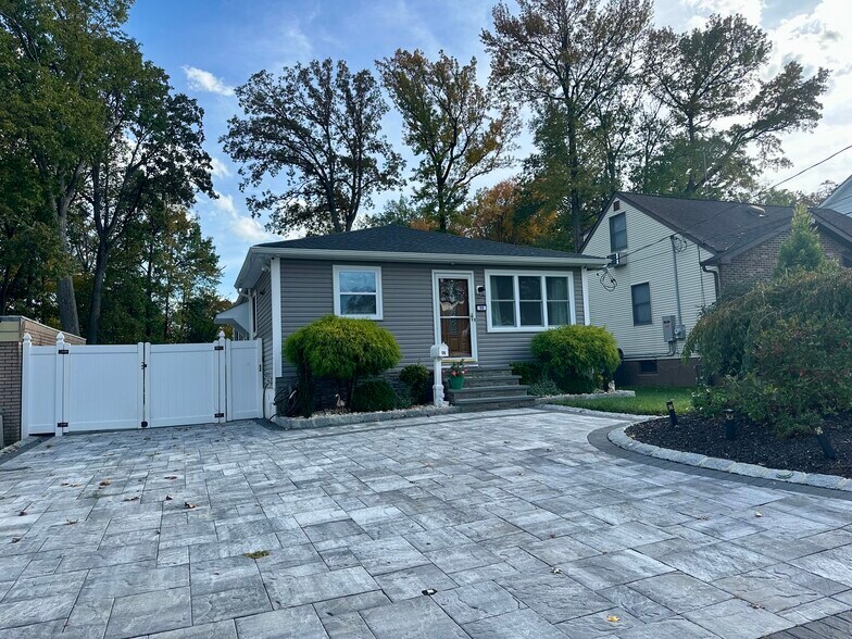 Primary Photo - 98 Hawthorne Ave