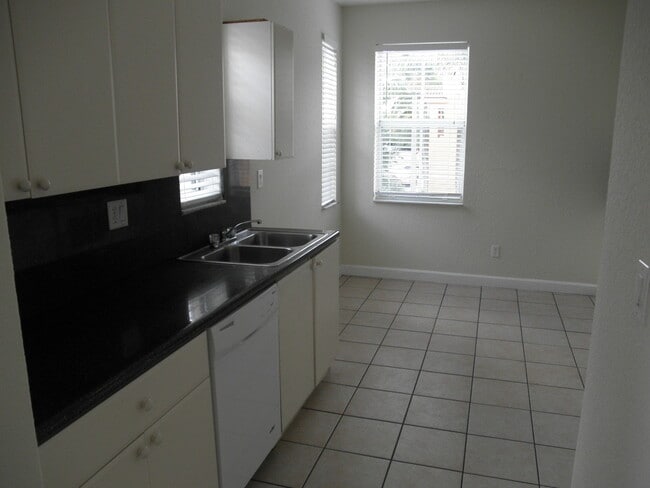 Building Photo - Shoma Townhomes