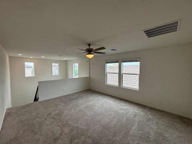 Building Photo - Beautiful 5-Bedroom, 4.5-Bath Home with St...