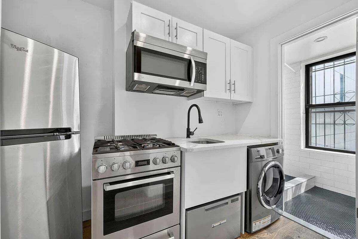 Building Photo - 406 W 39th St