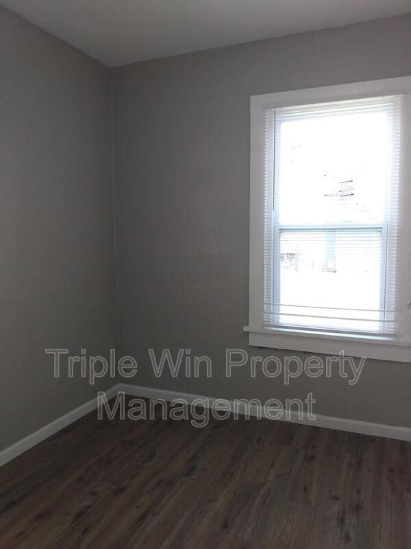 Building Photo - 830 Warne St
