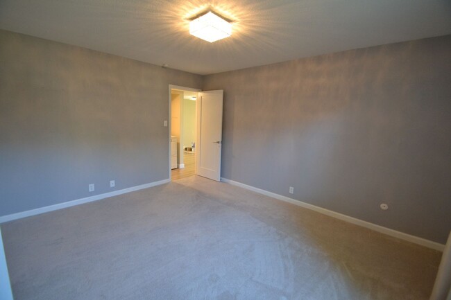 Building Photo - New Updated Main Level Condo with 24/7 Sec...