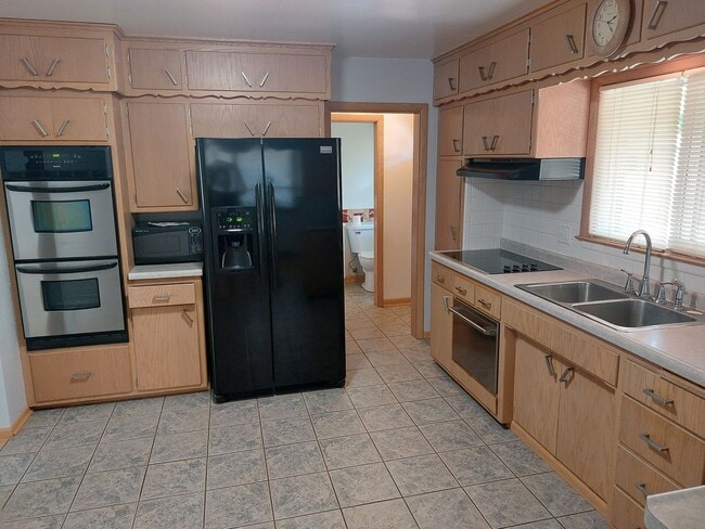 Building Photo - 3 bedroom 1.5 bath brick ranch home with f...