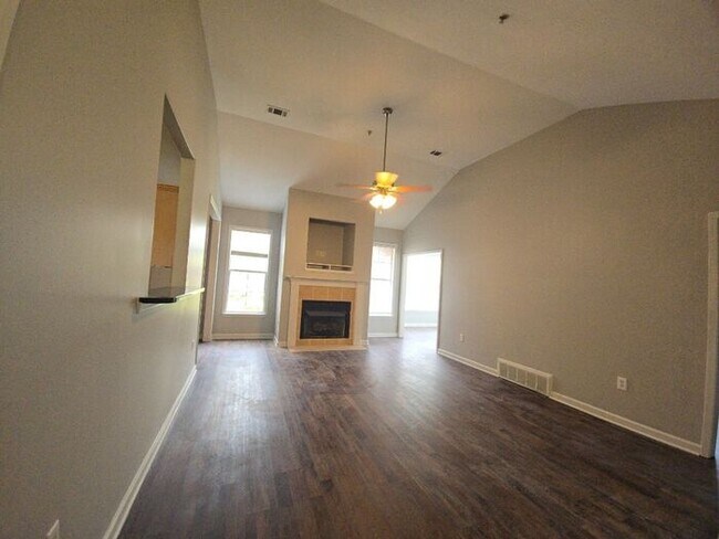 Building Photo - COMING SOON! 3bed/2bath Townhome w/Garage ...