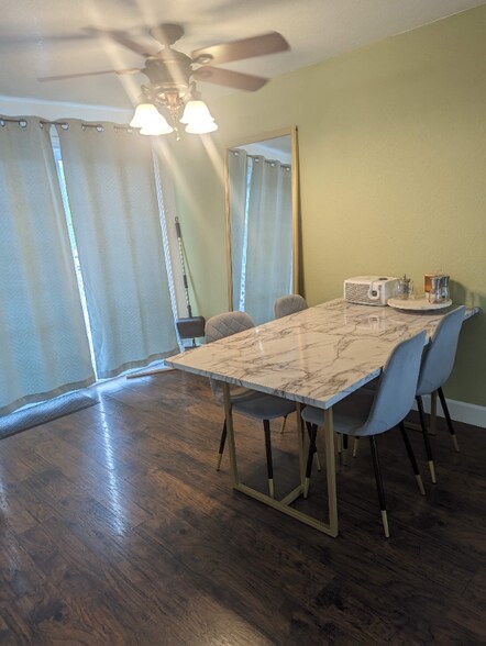 Building Photo - 123 Roseburg