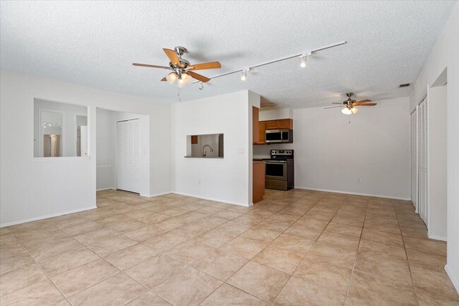 Building Photo - 3902 NW Cinnamon Tree Cir