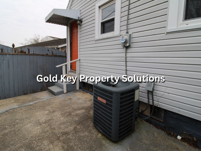 Building Photo - MUNCIE 1 BR 1 BA House with Central Air and Fenced Backyard (NO SECTION 8)