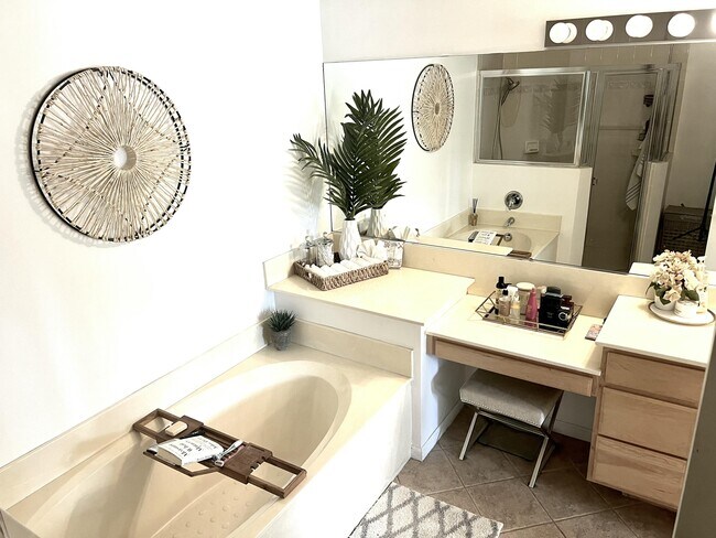 Building Photo - 10614 Lake Shore Dr