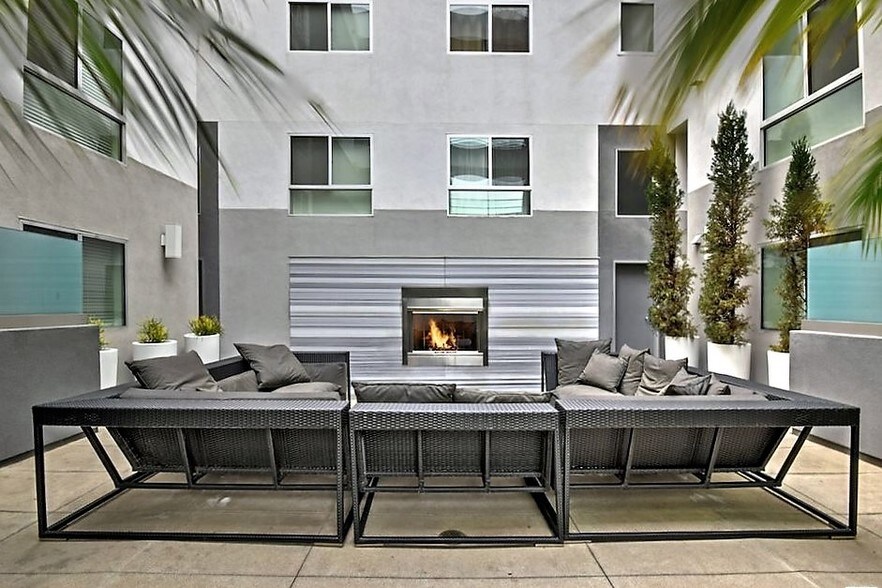 Center Courtyard w/Fireplace - 1730 Sawtelle Blvd