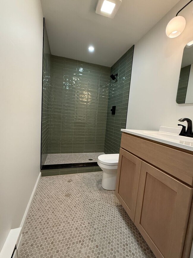 Building Photo - Bright, Modern & Fully Renovated 1-Bedroom...