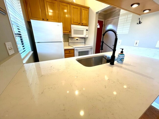 Building Photo - Cozy 1 Bedroom, 1 Bathroom Condo In the He...