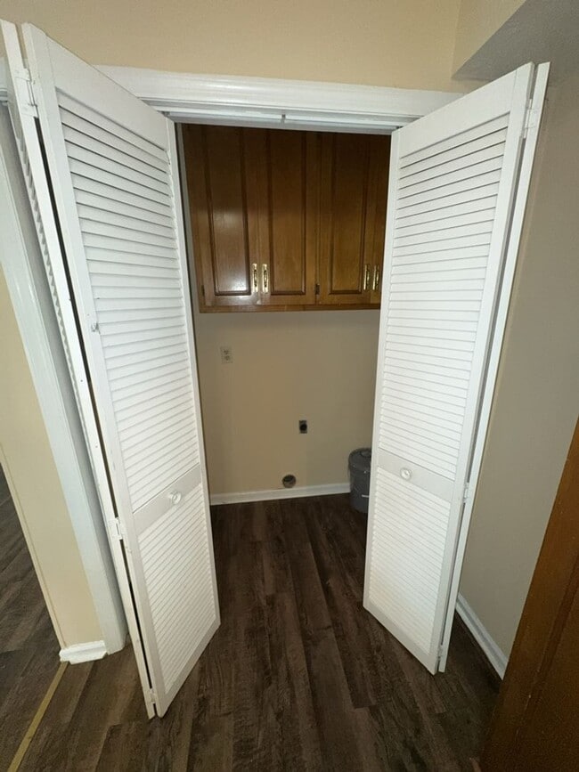 Building Photo - 7003 Robin's Nest Dr