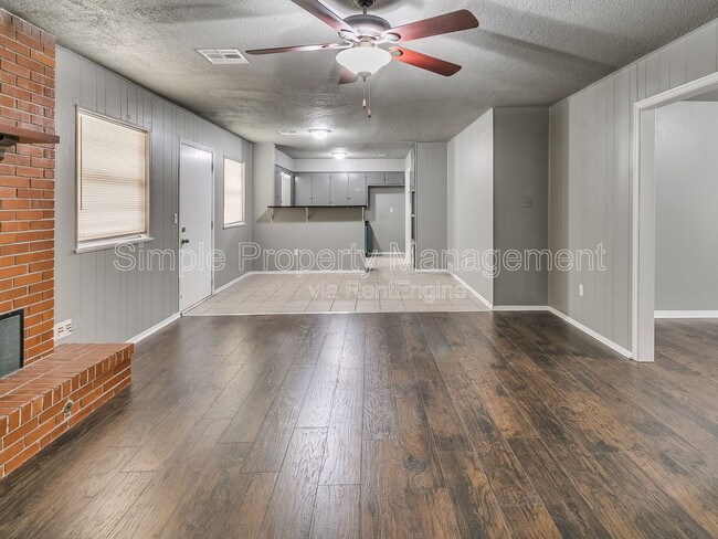 Building Photo - 136 Burton Pl