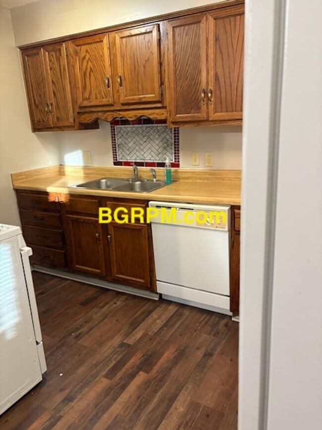 Building Photo - 3 BD, 1 1/2 BA, Home in Sherwood