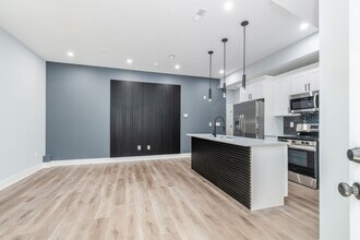 Building Photo - 1 Bedroom Apartment in Modern Building with Private Backyard!