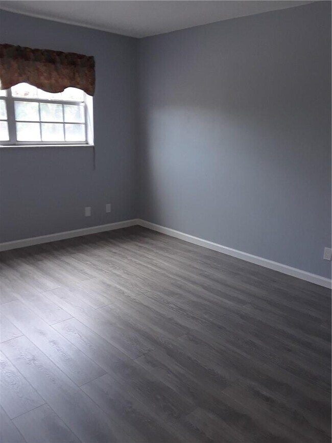 Building Photo - 660 Tennis Club Dr