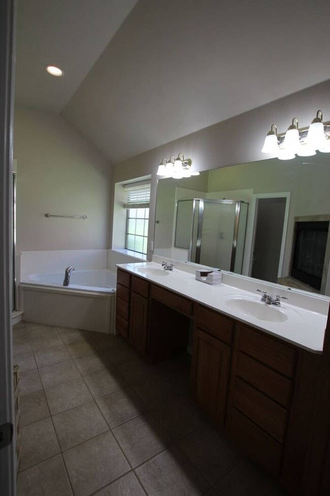 Building Photo - 3 bedroom 2 bathroom home in Tyler!