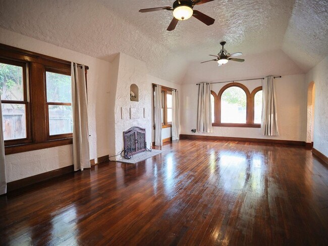 Building Photo - Charming 3 Bedroom in Historical Tower District