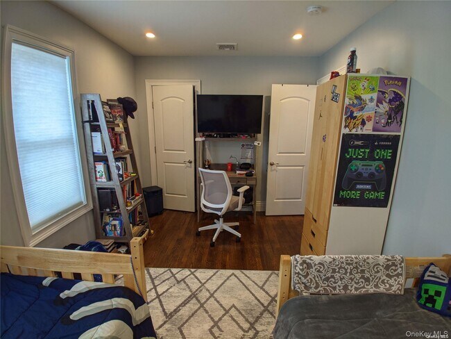 Building Photo - 535 E Walnut St