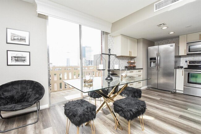 Building Photo - 2016 Main St