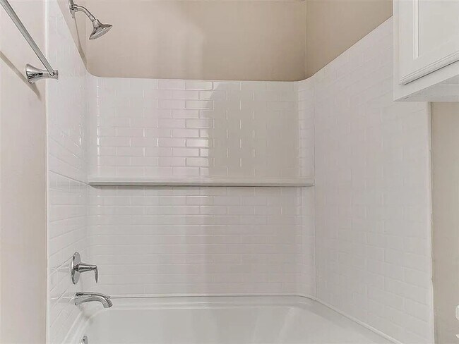 Building Photo - 421 E 7th St
