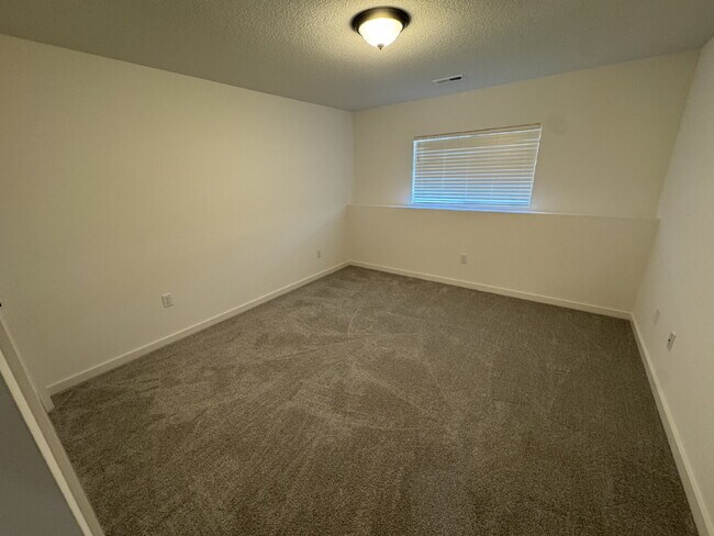 Building Photo - "Spacious 5-Bed Oasis with 3 Full Baths in Charming Bel Aire - 2,624 Sq Ft of Comfortable Living!"