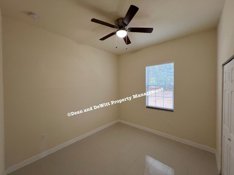 Building Photo - 4 Bed/2 Bath