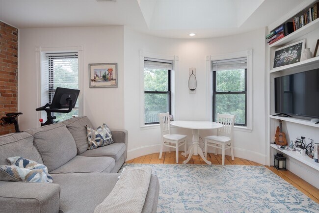 Primary Photo - 221 W Newton St