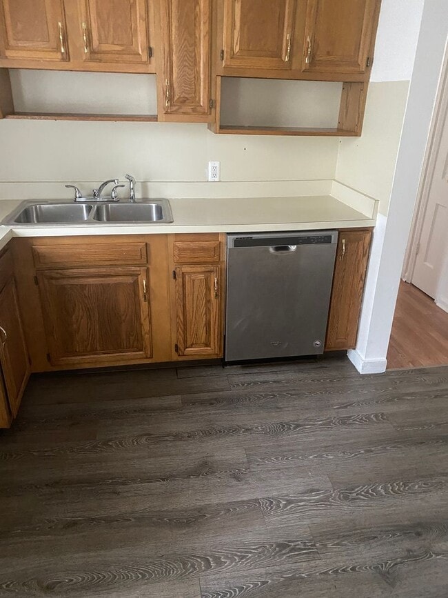 Building Photo - 3 bedroom, 1 bath bungalow with basement and 1 car garage