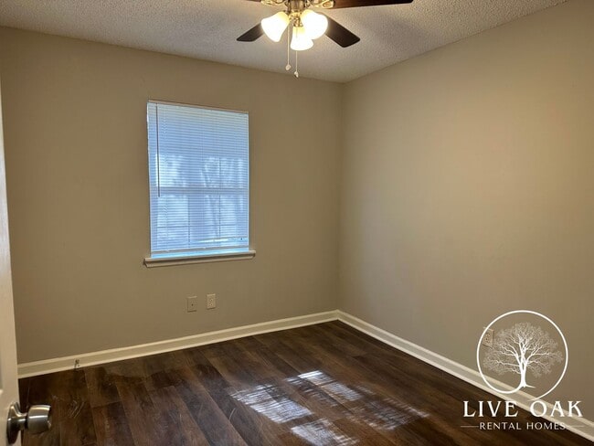 Building Photo - MOVE-IN SPECIAL: $500 OFF 1st MONTH'S RENT!**