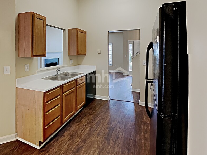 Building Photo - 4865 Lake Park Ln