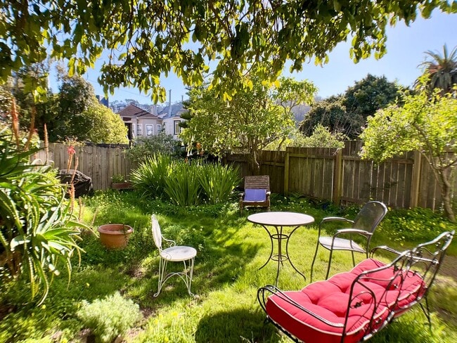 Building Photo - REMODELED 4BR/3BA. In Unit Laundry! Dishwasher! Bay Windows!