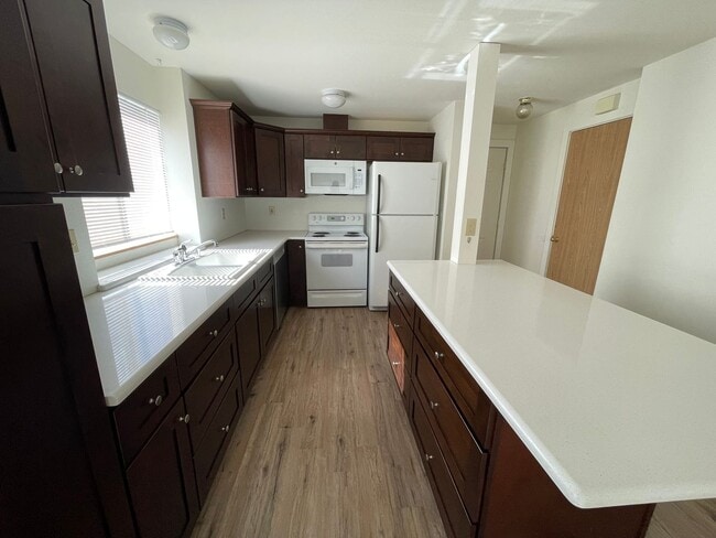 Building Photo - Updated 2 Bedroom, 1.5 Bath Apartment!